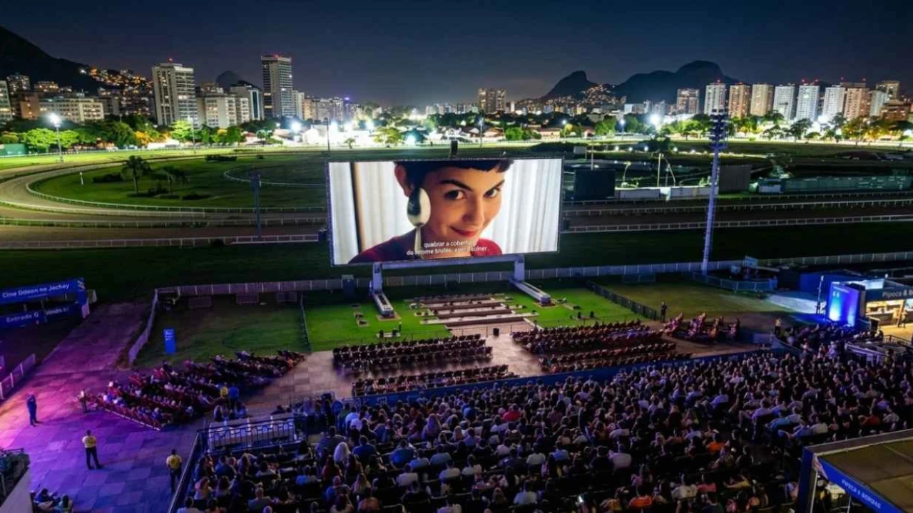 Tela gigante do Open Air com público assistindo filmes ao ar livre Tela gigante do Open Air com público assistindo filmes ao ar livre