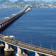 Veículos trafegam pela Ponte Rio-Niterói. Às 6h desta terça-feira (18), o fluxo estava normal nos dois sentidos, com tempo estimado de 13 minutos para a travessia