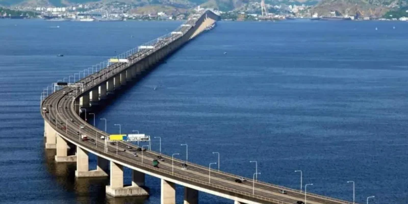 Veículos trafegam pela Ponte Rio-Niterói. Às 6h desta terça-feira (18), o fluxo estava normal nos dois sentidos, com tempo estimado de 13 minutos para a travessia