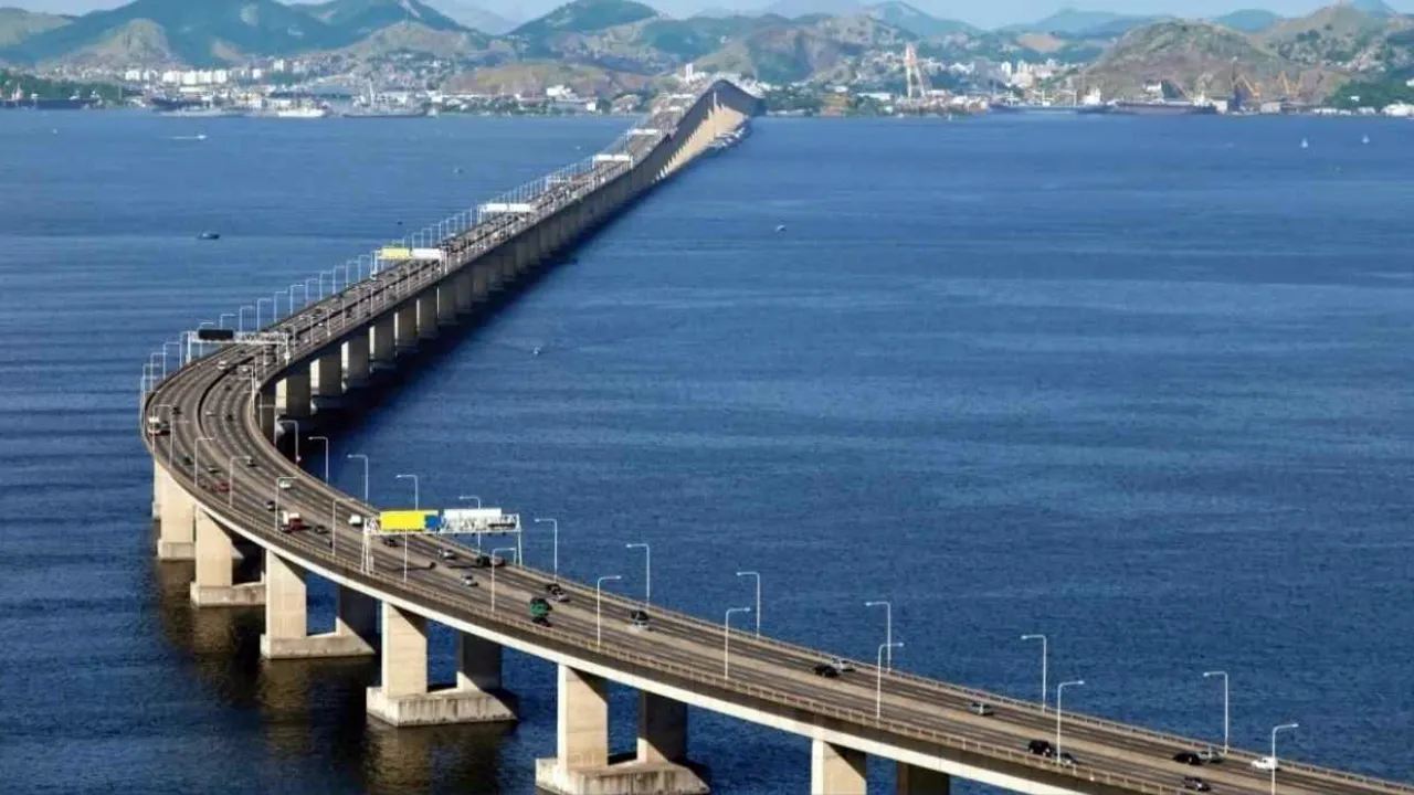 Carros passando pelo pedágio da Ponte Rio-Niterói