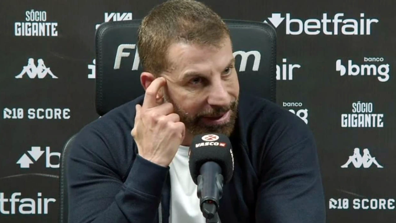 Pedrinho presidente do Vasco discutindo após partida do Campeonato Brasileiro