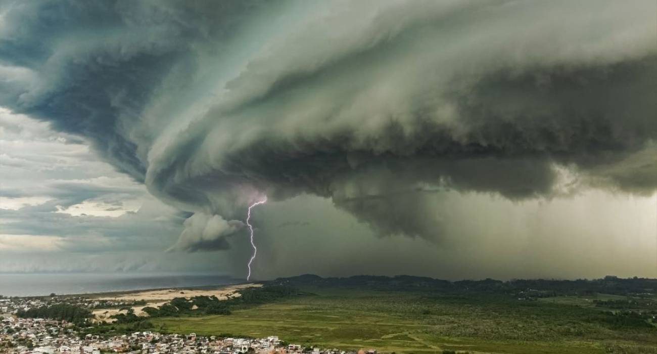 Nuvens carregadas de tempestade avançando sobre o litoral brasileiro