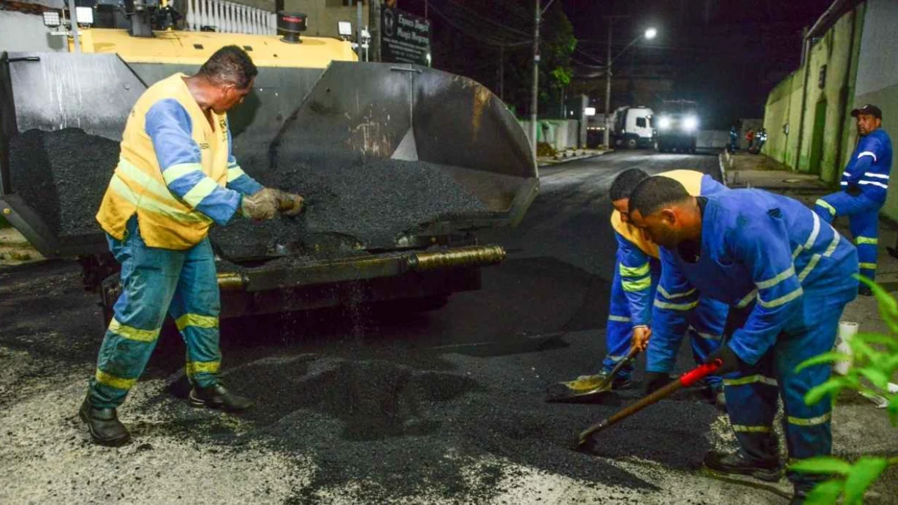 Máquina realiza recapeamento asfáltico em rua de bairro