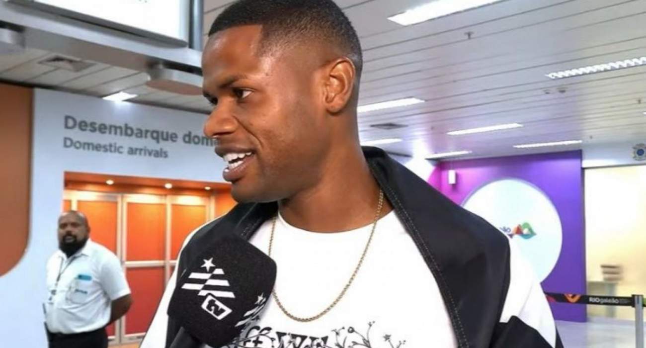 Júnior Santos chegando ao Rio para assinar contrato de empréstimo com o Botafogo