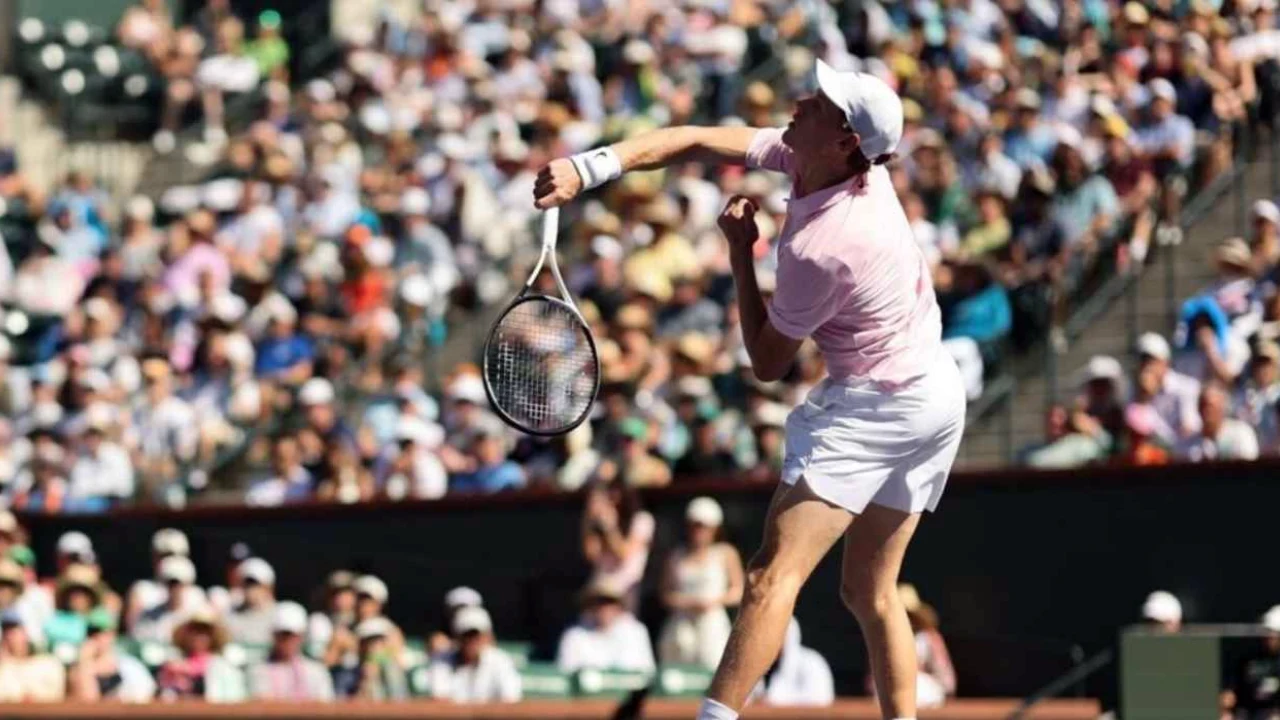 Jannik Sinner e Daniil Medvedev antes da final de Indian Wells