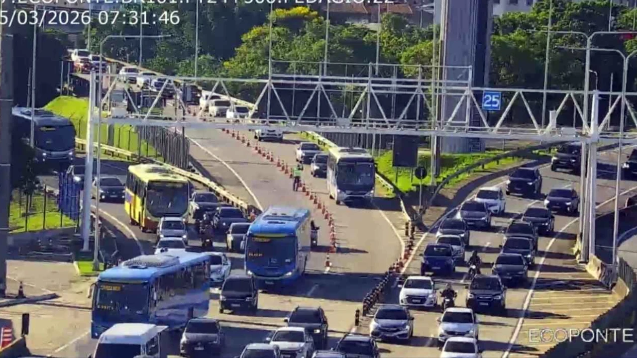 Trânsito intenso na Ponte Rio-Niterói com congestionamento nesta manhã