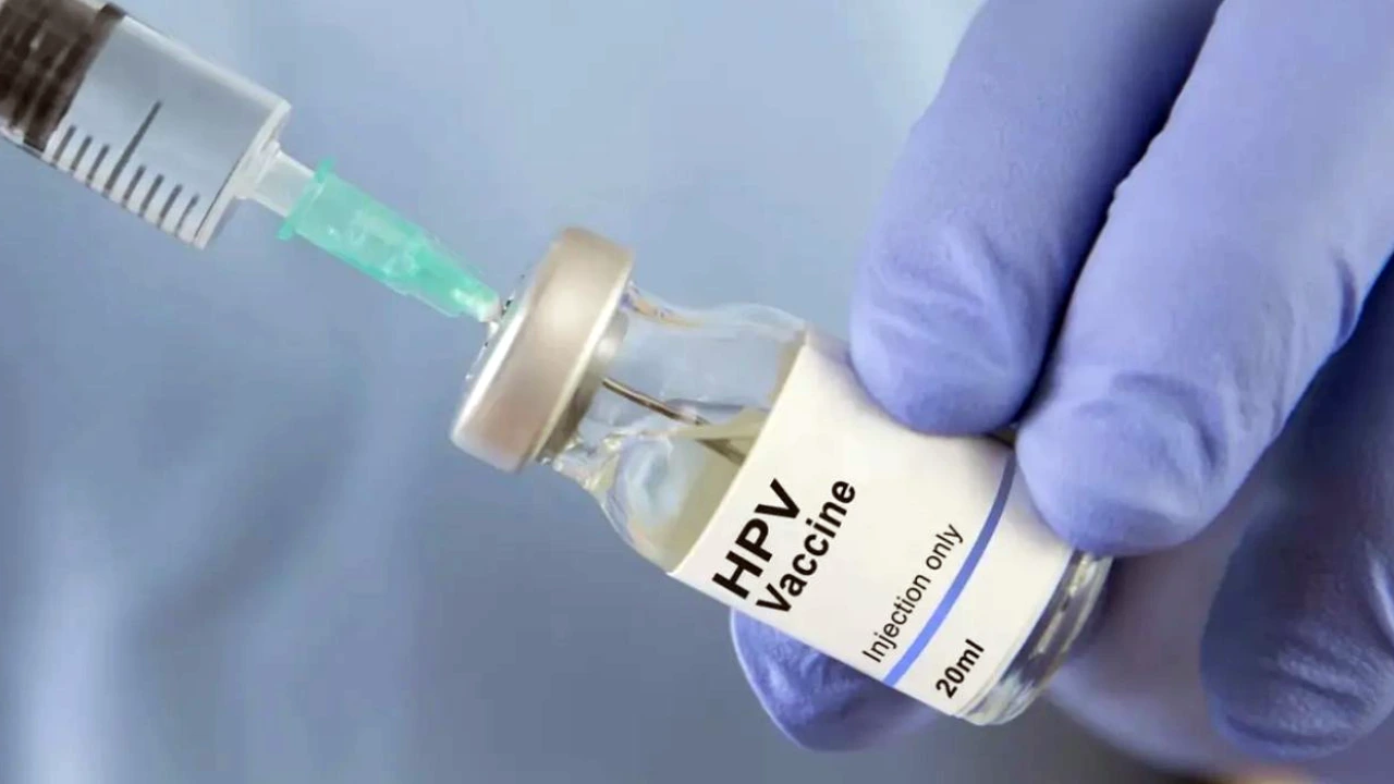 Adolescente recebe vacina contra HPV em unidade de saúde