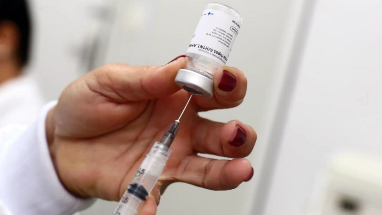 Profissional de saúde aplica vacina contra gripe em paciente em Niterói Profissional de saúde aplica vacina contra gripe em paciente em Niterói