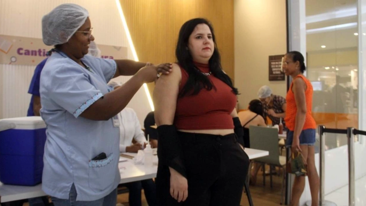 Equipe de saúde realiza vacinação em shopping de São Gonçalo