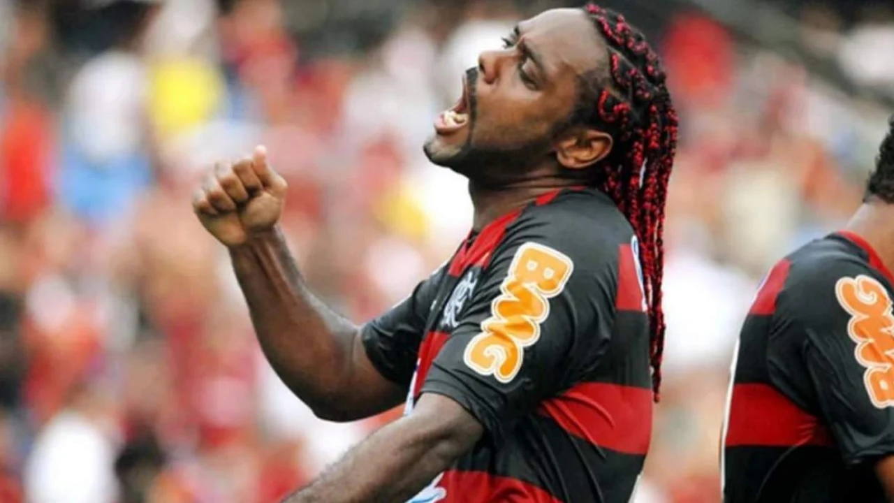 Vagner Love comemora gol em sua despedida pelo Retrô Vagner Love comemora gol em sua despedida pelo Retrô