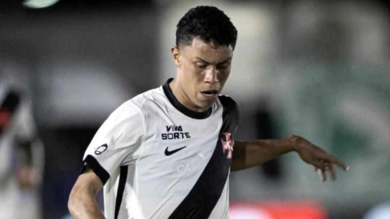 Jogadores do Vasco comemorando gol em São Januário