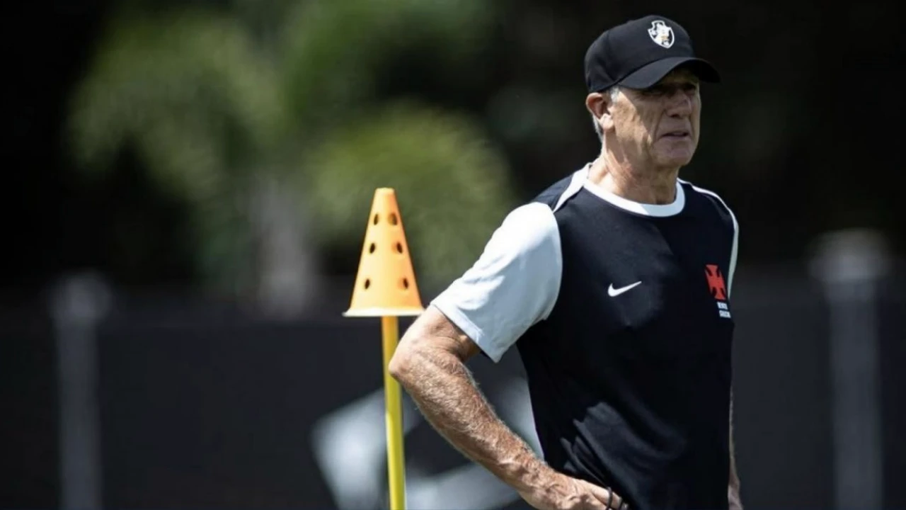 Jogadores de Vasco e Fluminense disputando bola em clássico