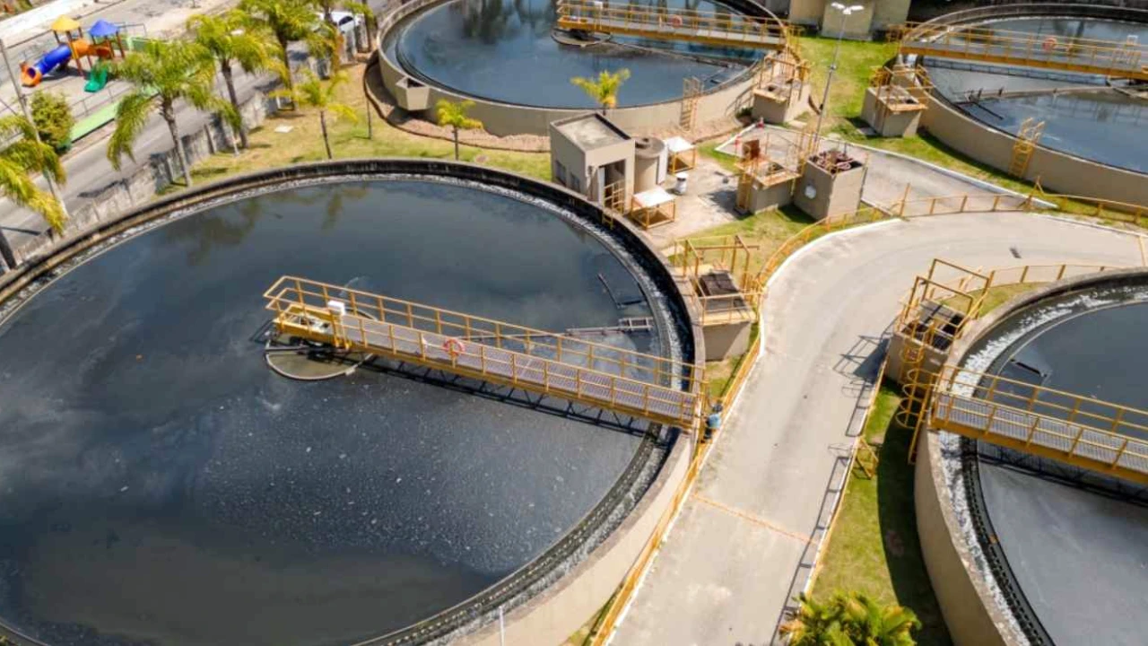 Equipe atua em vazamento na Avenida Ary Parreiras em Icaraí Equipe atua em vazamento na Avenida Ary Parreiras em Icaraí