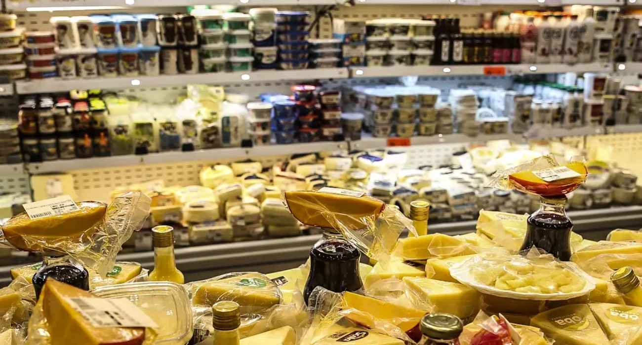 Movimento de consumidores em supermercado brasileiro