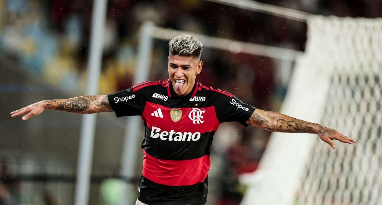 Carrascal comemora gol do Flamengo contra o Cruzeiro no Maracanã