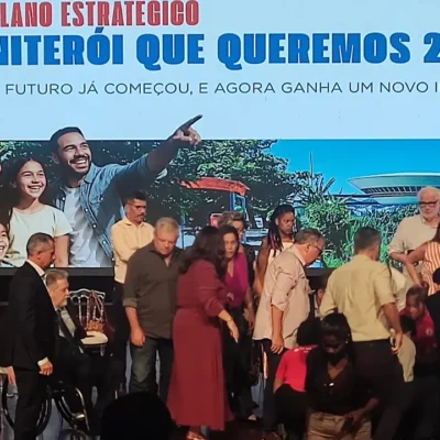 Autoridades mobilizadas no palco do Teatro Popular  para prestar socorro a Manoel Amâncio, presidente da Federação das Associações de Moradores de Niterói — FAMNIT, no instante em que ele teve uma parada cardíaca em evento da Prefeitura de Niterói