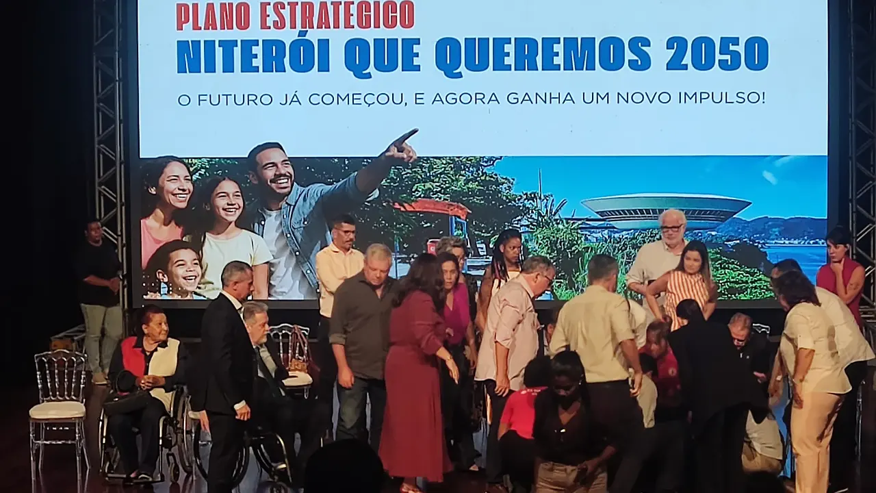 Autoridades mobilizadas no palco do Teatro Popular  para prestar socorro a Manoel Amâncio, presidente da Federação das Associações de Moradores de Niterói — FAMNIT, no instante em que ele teve uma parada cardíaca em evento da Prefeitura de Niterói