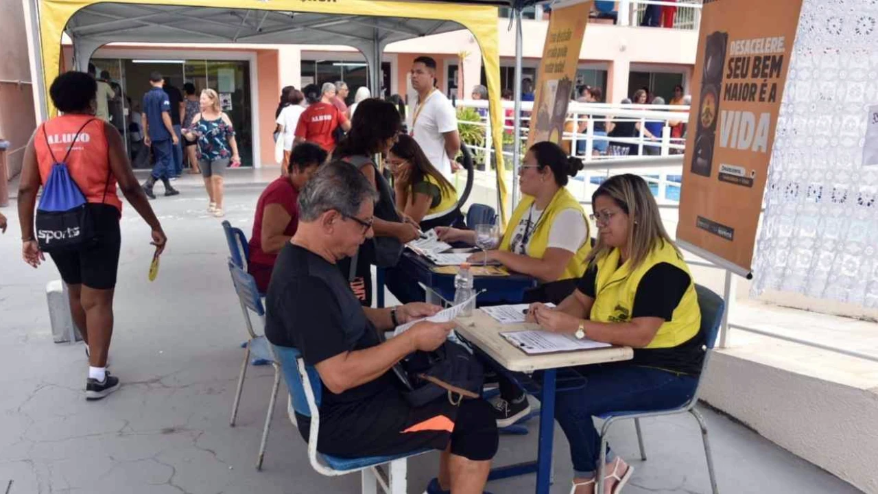 Idosos recebem vacinação e orientação em ação na Casa da Terceira Idade