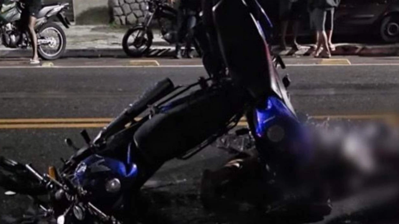 Acidente envolvendo motocicletas em via urbana durante a madrugada