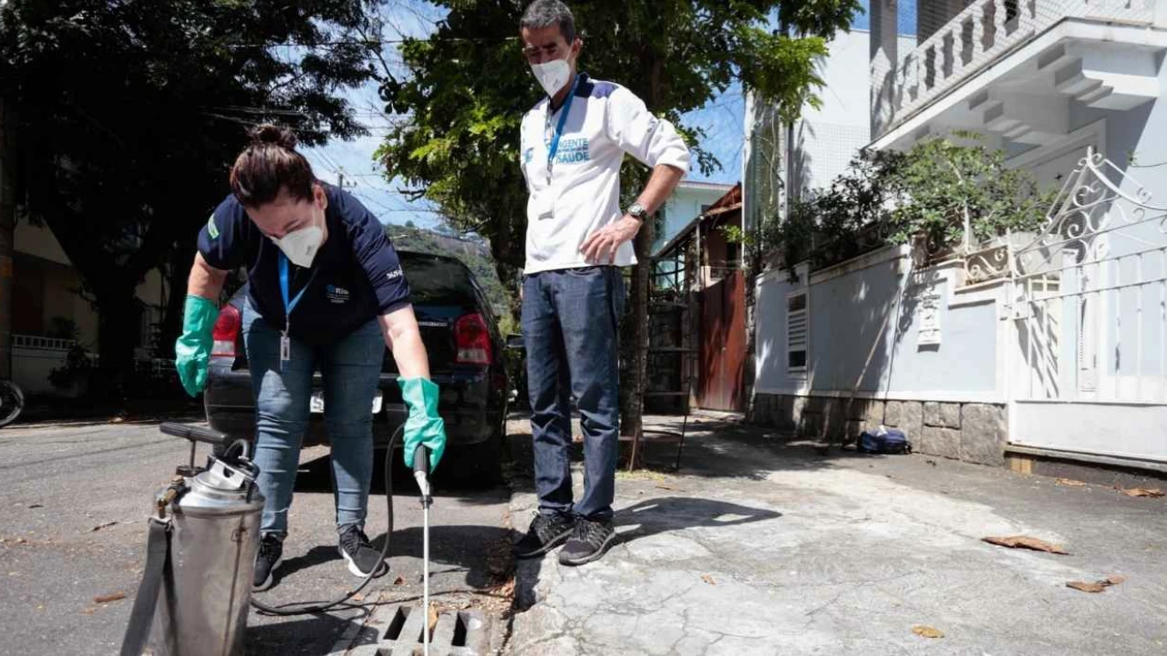 Agentes de saúde realizam vistoria contra dengue em residência no Rio