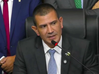 Alerj elege Douglas Gomes para a presidência, mesmo com boicote de partidos e deputados