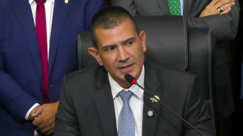 Alerj elege Douglas Gomes para a presidência, mesmo com boicote de partidos e deputados