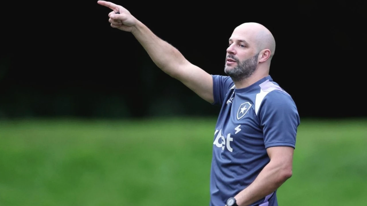 Alex Telles durante partida pelo Botafogo no Brasileirão