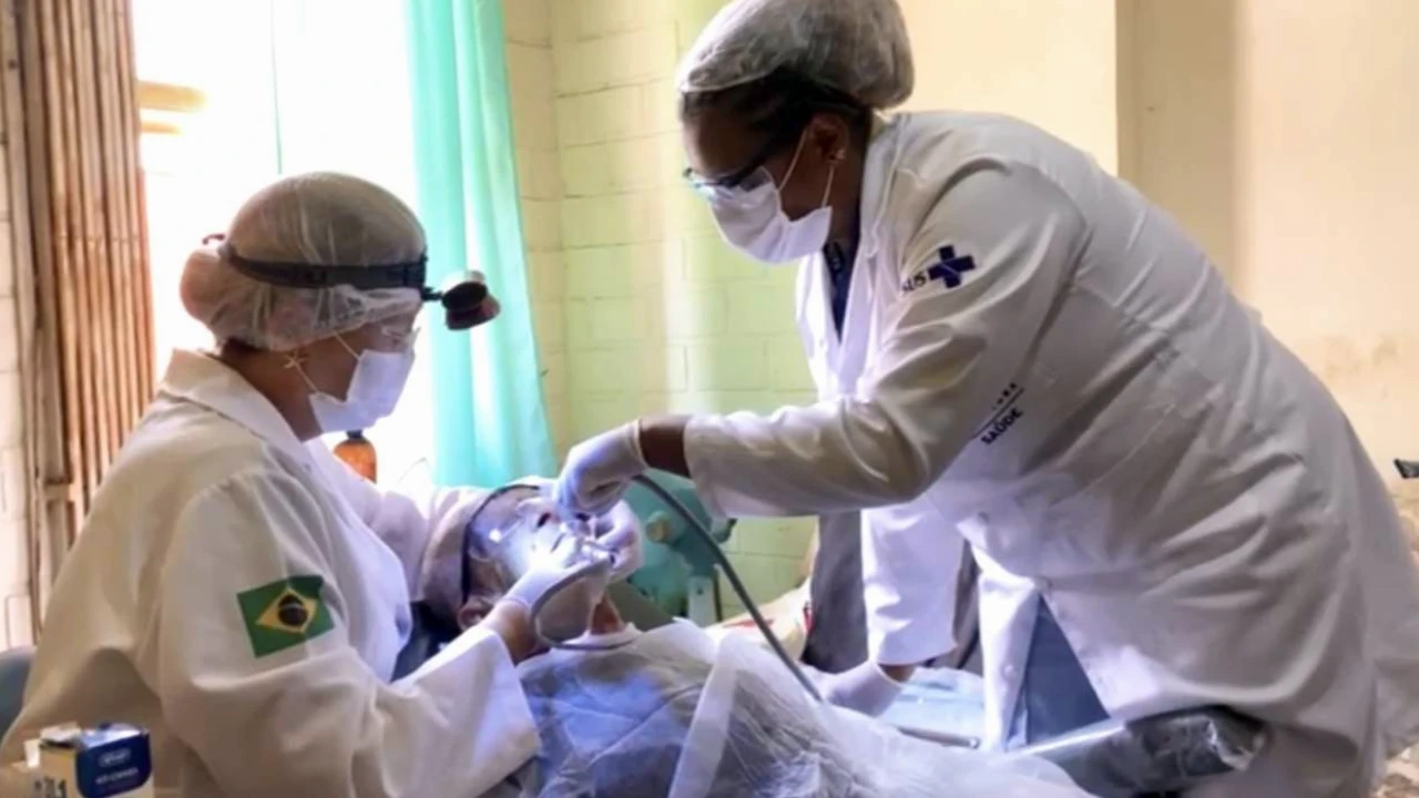 Dentista realiza atendimento odontológico em casa com equipamento portátil