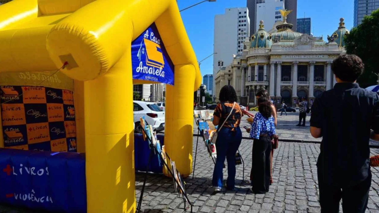 Biblioteca A Casa Amarela na estação Cinelândia do MetrôRio Biblioteca A Casa Amarela na estação Cinelândia do MetrôRio