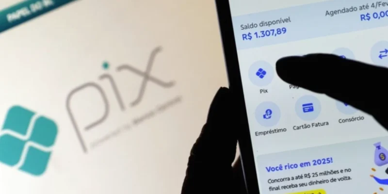 Celular com mensagem suspeita ilustra alerta sobre golpe do Pix MEI e falsas promessas de recebimento de R$ 5 mil.