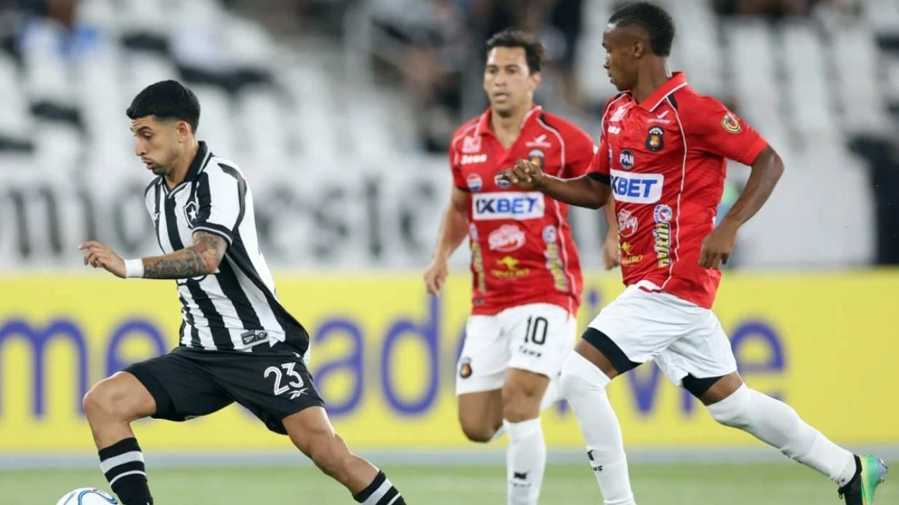 Jogadores do Botafogo durante empate contra o Caracas na Sul-Americana