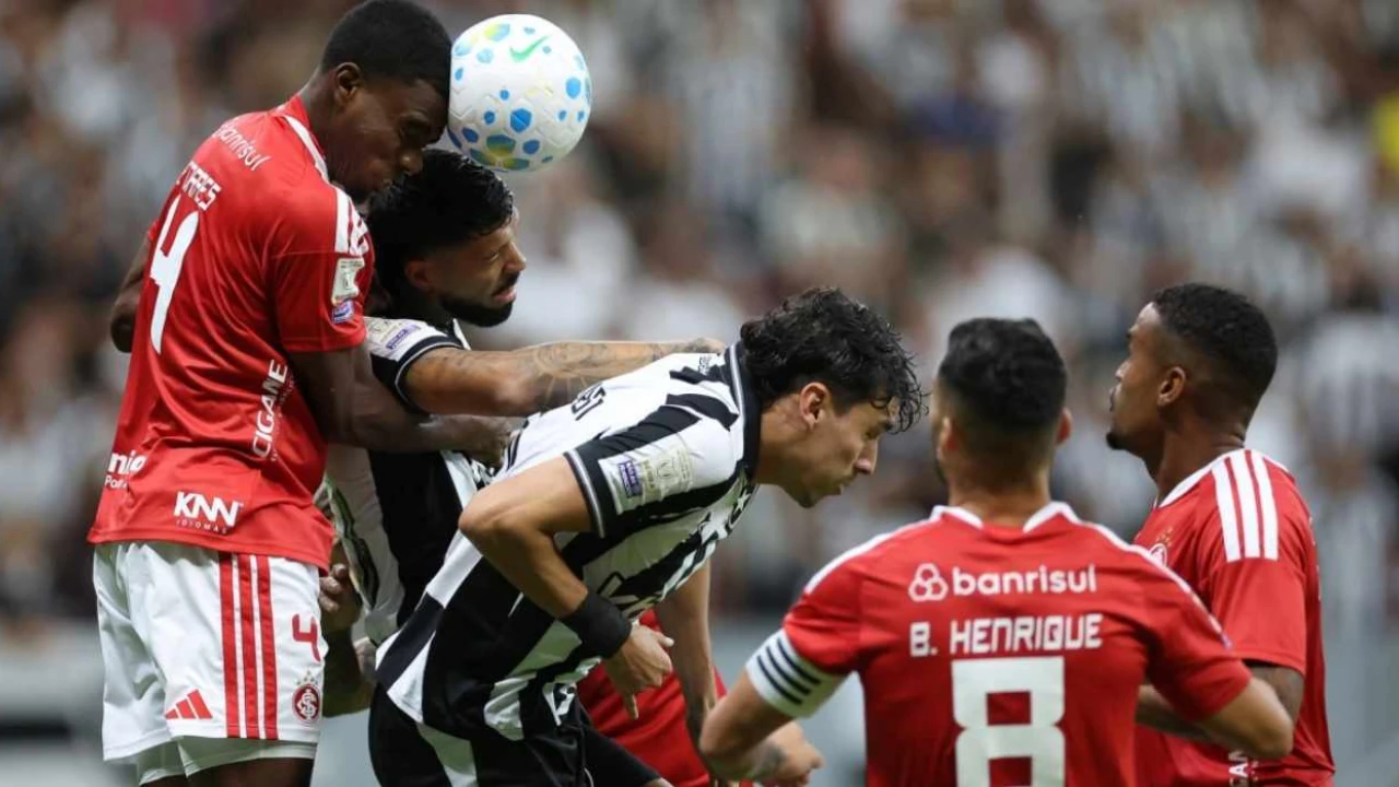 Jogadores de Botafogo e Internacional disputam lance no Mané Garrincha