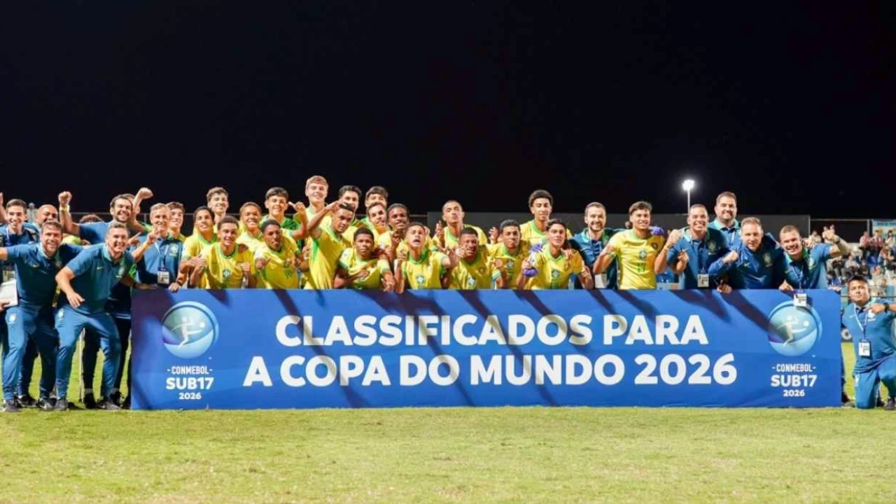 Jogadores da Seleção Brasileira Sub-17 comemorando gol contra a Argentina