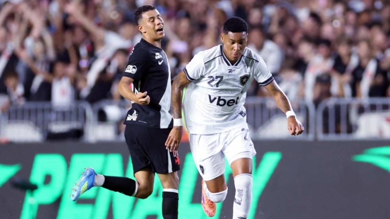 Caio Roque em treino pelo Botafogo antes da Sul-Americana