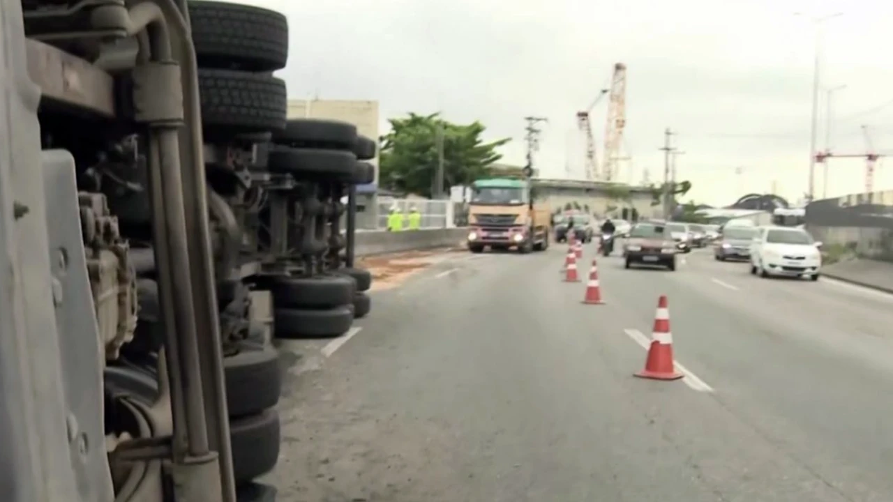 Caminhão tombado com carga de frutas na BR-101 em Niterói Caminhão tombado com carga de frutas na BR-101 em Niterói