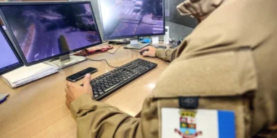 Centro Integrado de Segurança Pública de Niterói durante operação de monitoramento da cidade