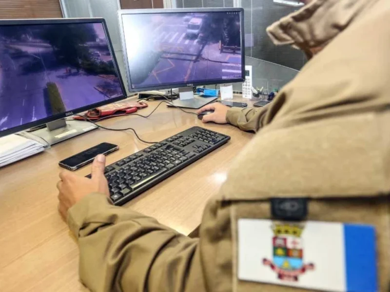 Centro Integrado de Segurança Pública de Niterói durante operação de monitoramento da cidade