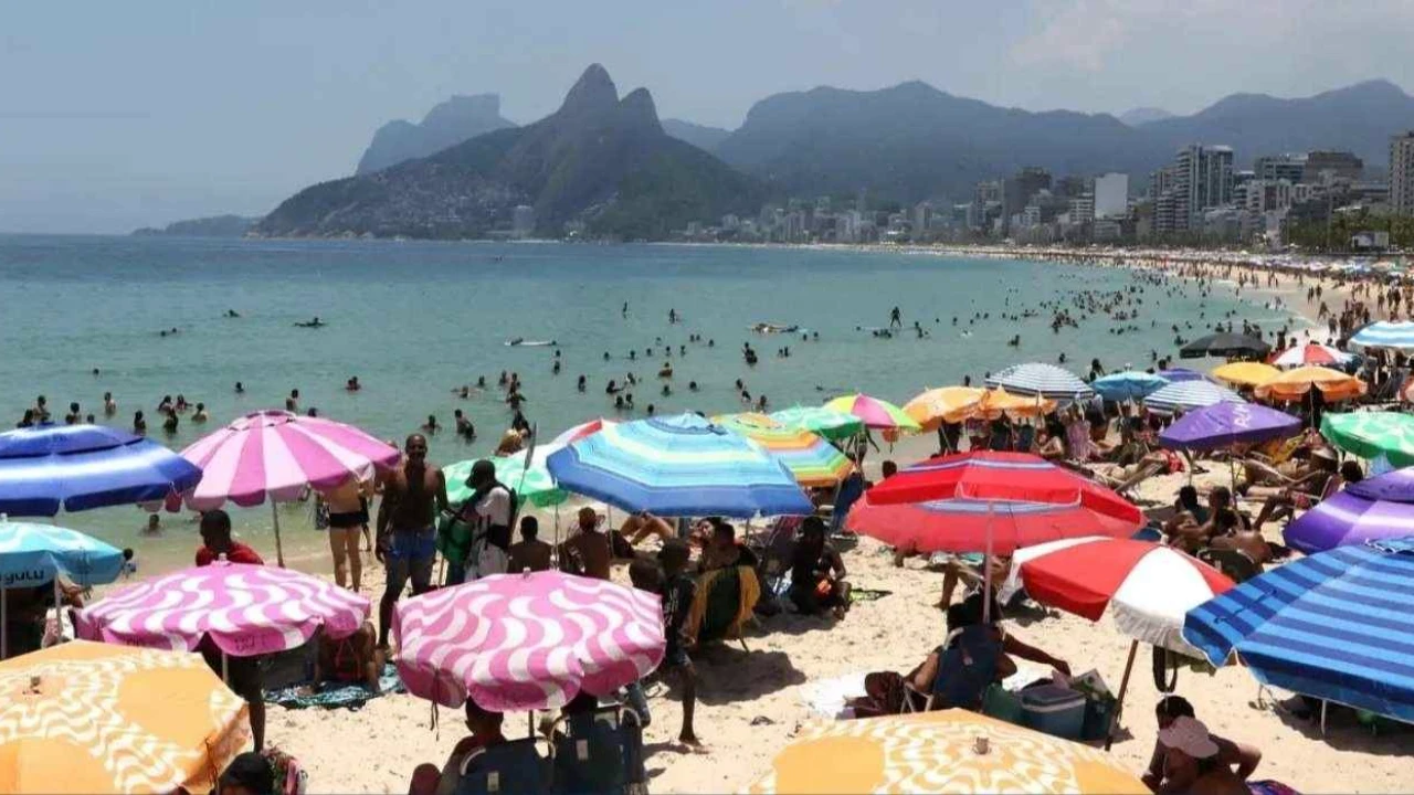 Praia no Rio com sol forte durante o calor