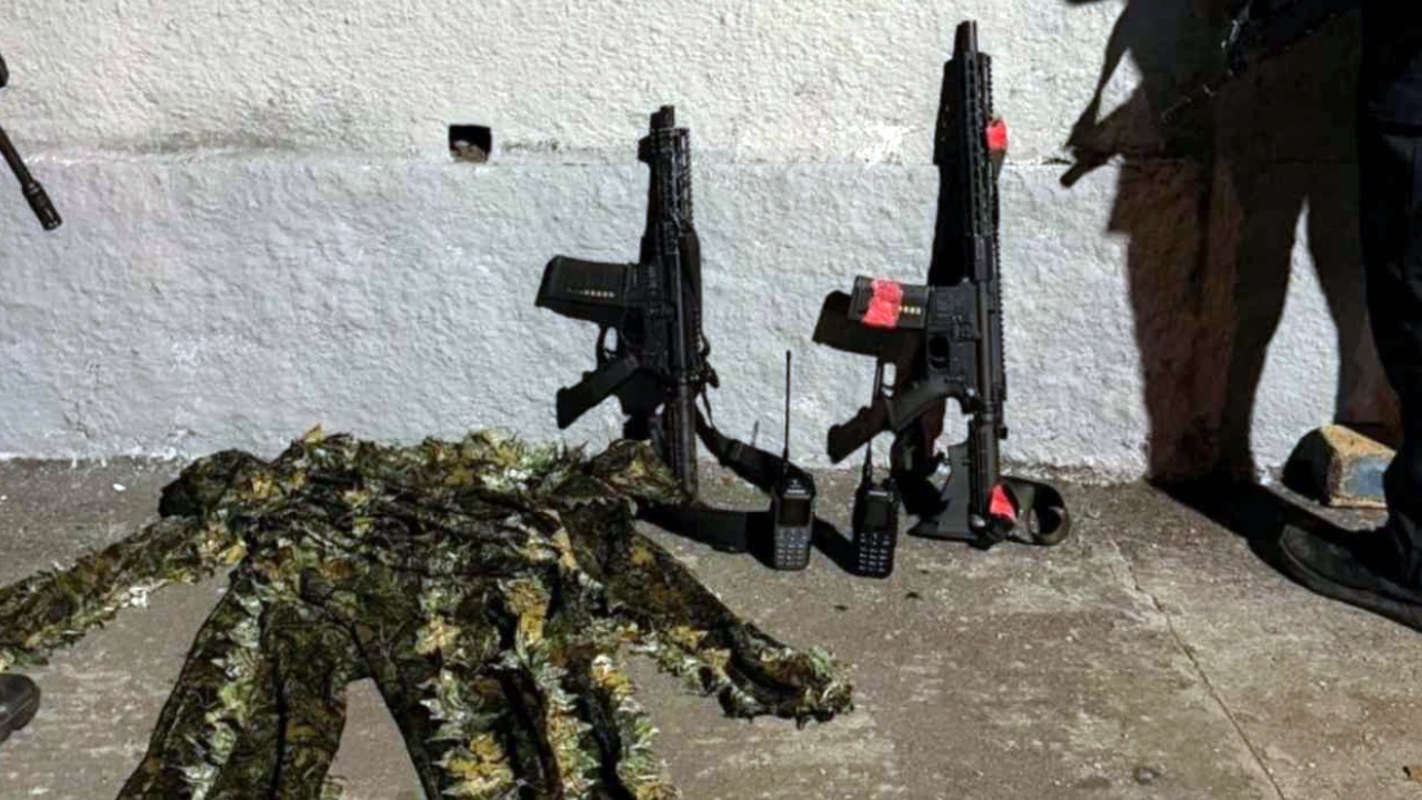 Viatura policial após confronto em Costa Barros