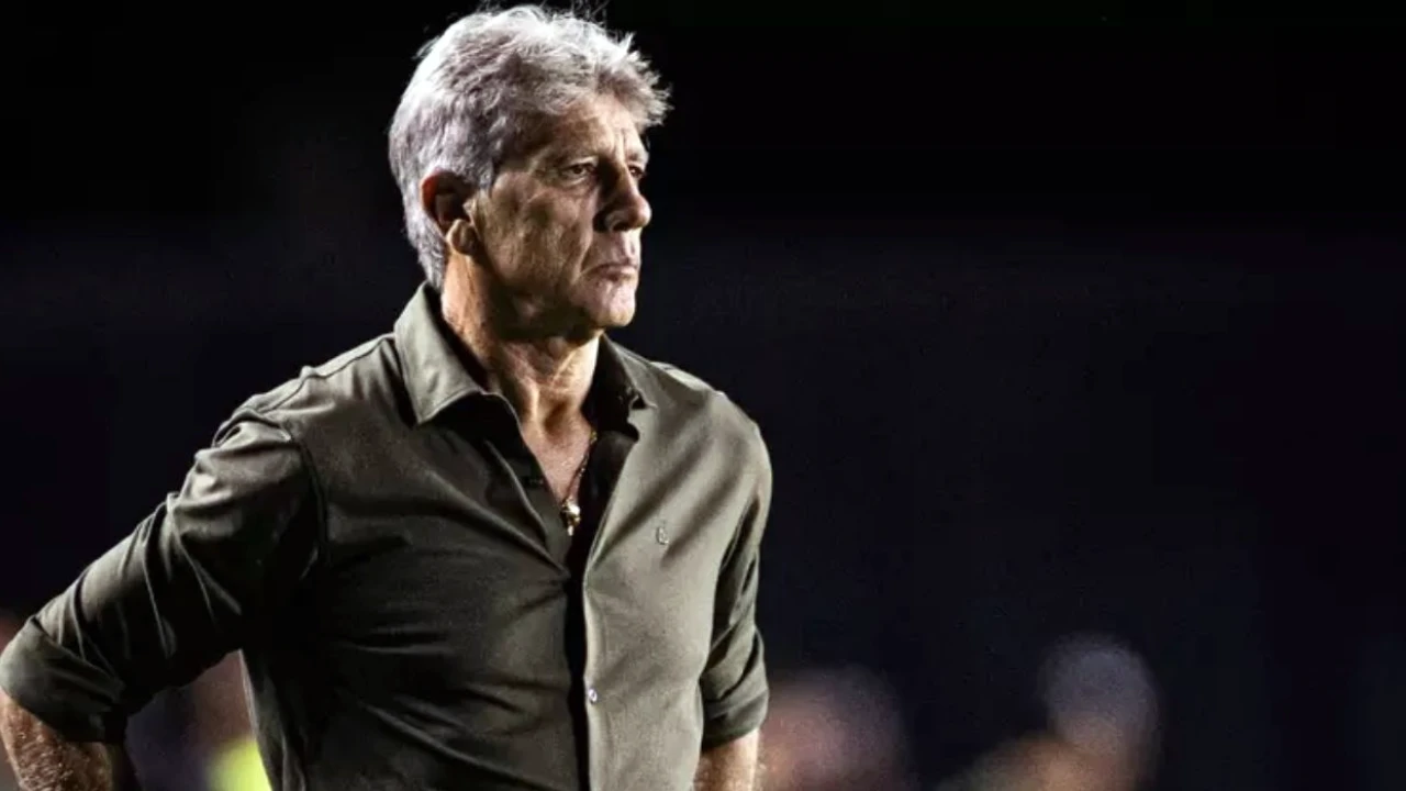 Jogadores de Corinthians e Vasco disputam bola em partida do Brasileirão