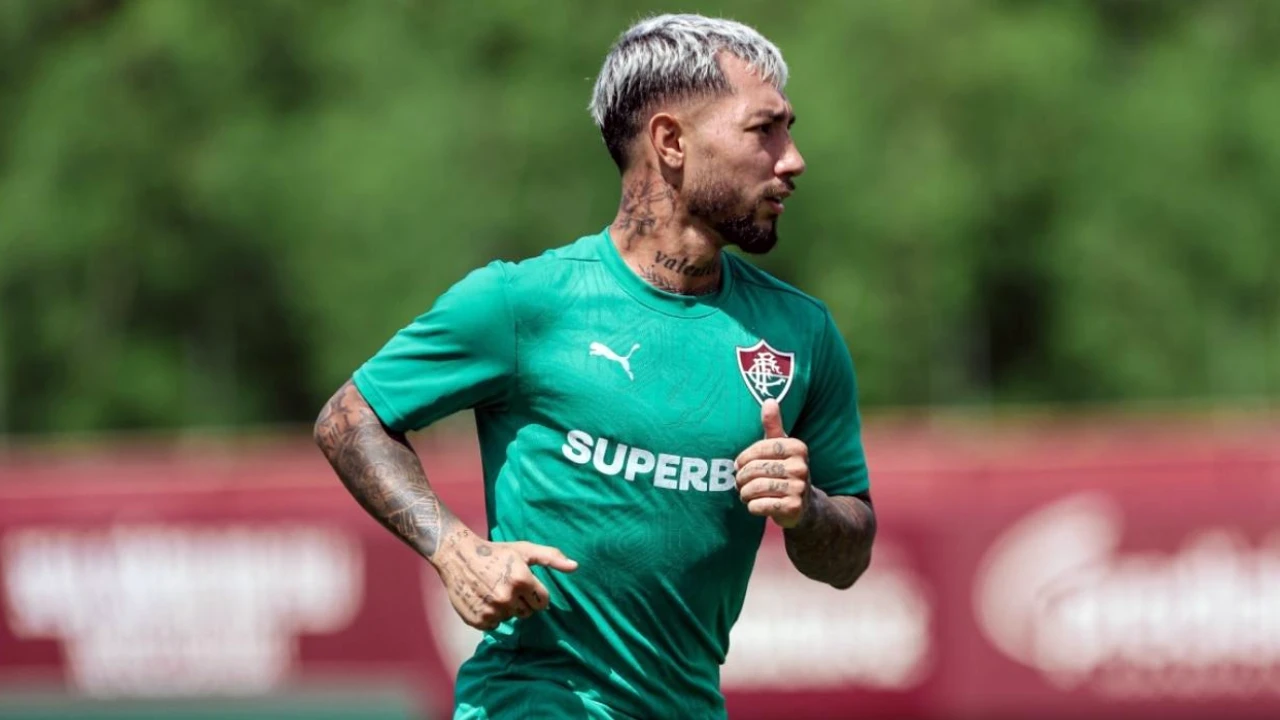 Jogadores do Fluminense em campo após ausência de Lucho Acosta