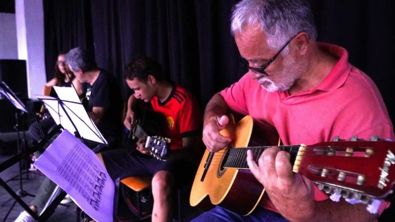 Alunos participam de aula de violão do CRIA SG em São Gonçalo
