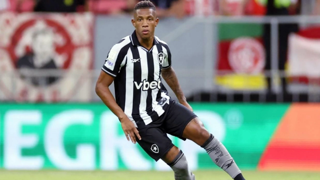 Danilo em partida pelo Botafogo
