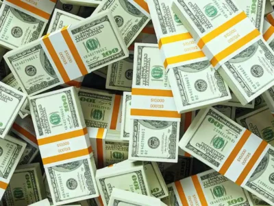 Dólar fecha semana com série histórica abaixo de R$ 5 em 2 anos. Saiba quanto tempo o dólar ficou acima de R$ 5, com a visão dos contrários à queda, como os investidores em ativos dolarizados e a B3. Por outro lado, o Relatório Focus faz a revisão da inflação para baixo, aumentando a expectativa pela queda do preço dos combustíveis e do aumento do poder de compra com valorização do salário-mínimo.