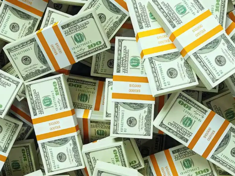 Dólar fecha semana com série histórica abaixo de R$ 5 em 2 anos. Saiba quanto tempo o dólar ficou acima de R$ 5, com a visão dos contrários à queda, como os investidores em ativos dolarizados e a B3. Por outro lado, o Relatório Focus faz a revisão da inflação para baixo, aumentando a expectativa pela queda do preço dos combustíveis e do aumento do poder de compra com valorização do salário-mínimo.