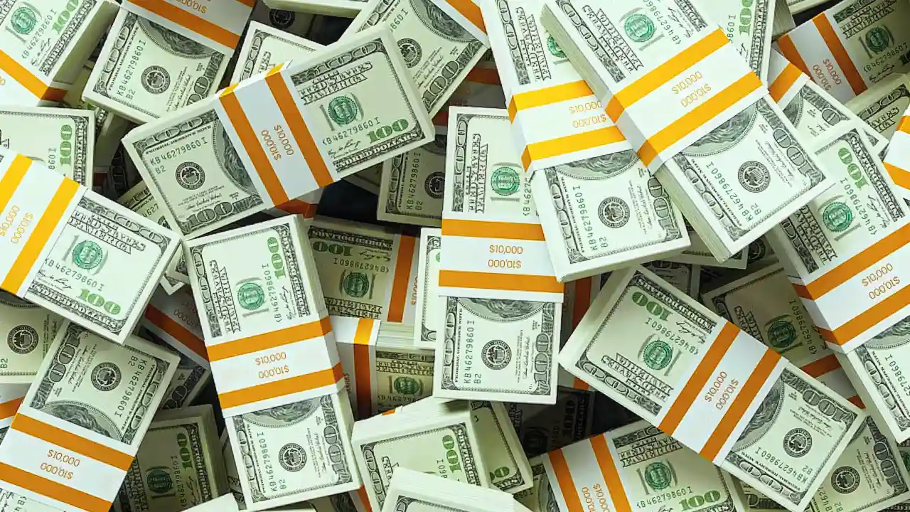 Dólar fecha semana com série histórica abaixo de R$ 5 em 2 anos. Saiba quanto tempo o dólar ficou acima de R$ 5, com a visão dos contrários à queda, como os investidores em ativos dolarizados e a B3. Por outro lado, o Relatório Focus faz a revisão da inflação para baixo, aumentando a expectativa pela queda do preço dos combustíveis e do aumento do poder de compra com valorização do salário-mínimo.