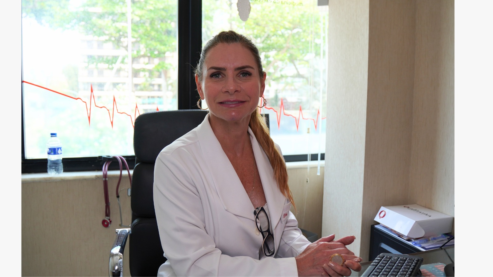 Médica Isa Bragança, especializada em Cardiologia, em seu consultório