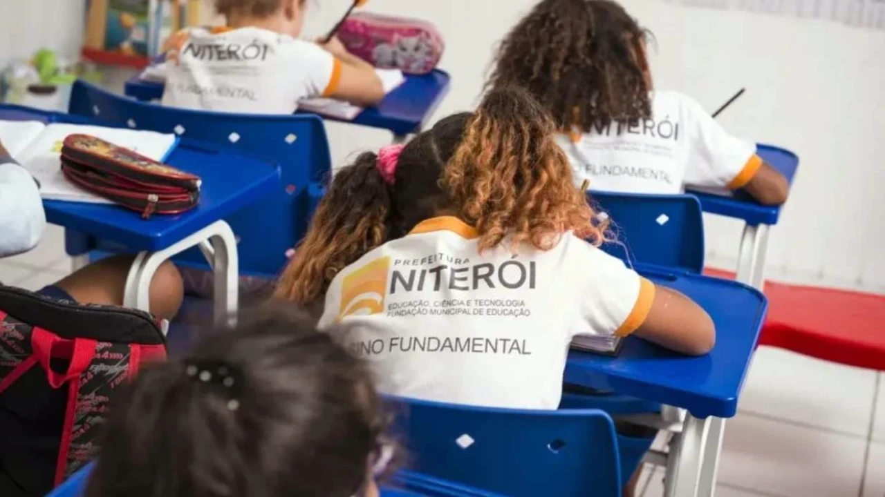 Alunos em sala de aula com apoio escolar em atividade inclusiva Alunos em sala de aula com apoio escolar em atividade inclusiva