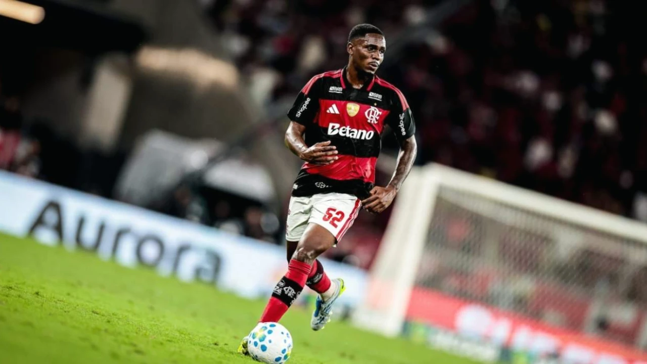 Evertton Araújo em ação pelo Flamengo no Maracanã