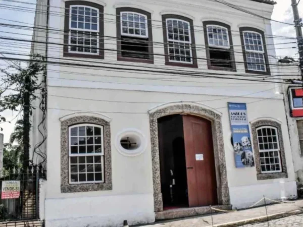 Fachada do casarão histórico que abriga a Casa de Cultura Heloísa Alberto Torres, no Centro de Itaboraí